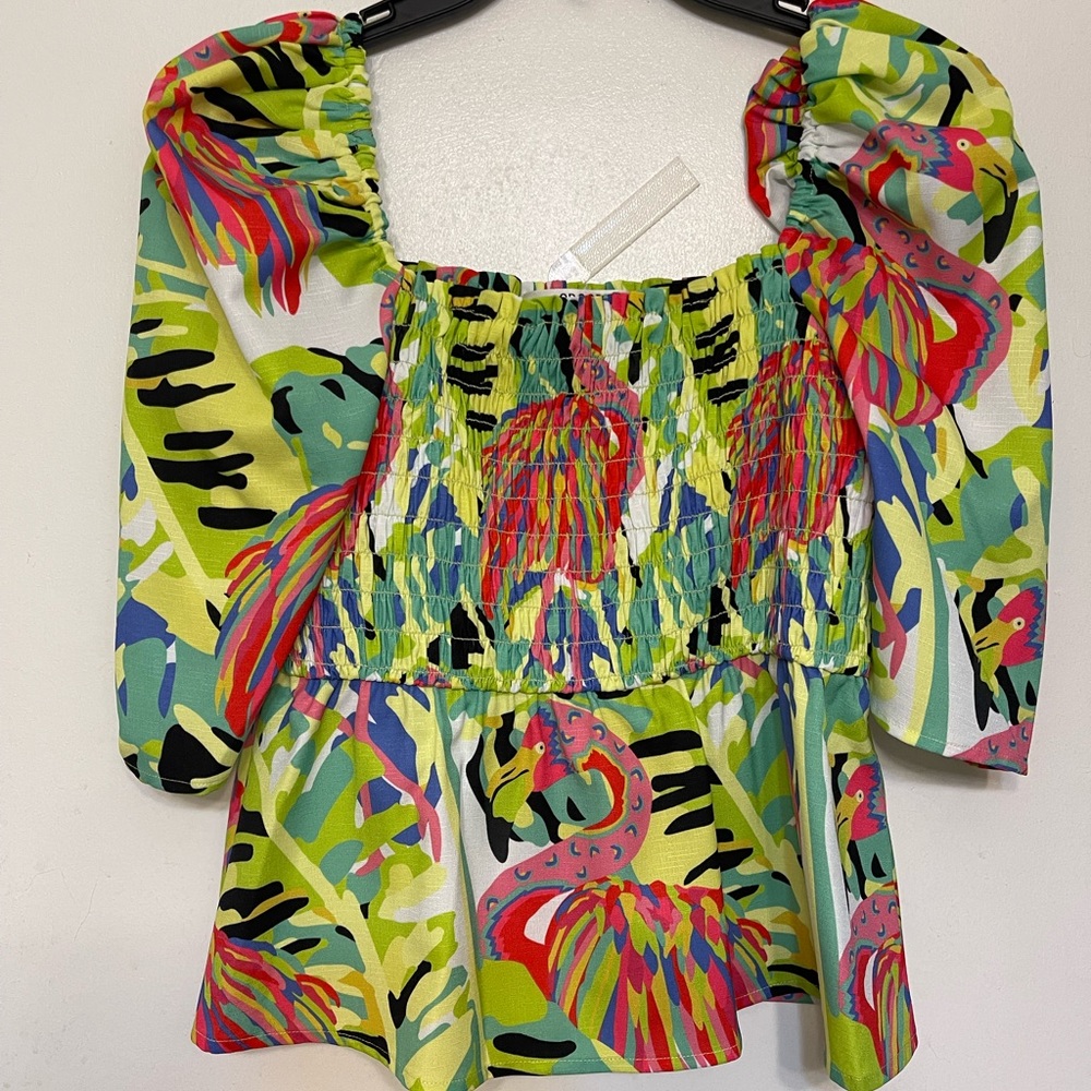 NEVER WORN smocked, puff sleeve, cropped top with unique design